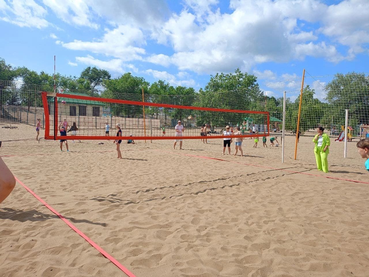 Энгельсские спортсменки успешно выступили в матчах Первенства области по пляжному волейболу.